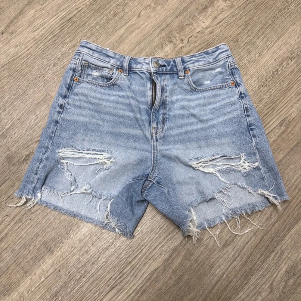 American Eagle Baggy Mom Shorts Light Wash Distressed Denim Size 6 Womens